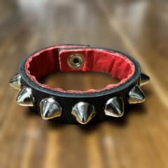 【定番】スタッズ レザー ブレスレット ブラック　インナーレッドのサムネイル