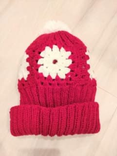★セール★【ハンドメイド】赤と白の花モチーフニット帽のサムネイル