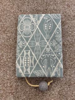 A6文庫本サイズ 刺繍ブックカバーのサムネイル