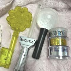 少女時代 ライブ ペンライト２本 ＋おまけ銀テープ3本 NEWS ライブ ペンライト 銀テープ まとめ売り - メルカリ