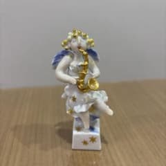 マイセン靴を持つ天使　アンティークフィギュア サックスを持つ天使のフィギュア マイセン - メルカリ