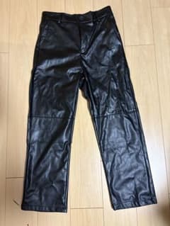 【翔様専用】レザー風ストレートパンツ 黒のサムネイル