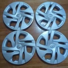 トヨタ アクア 純正 ホイールキャップ 4枚セットのサムネイル