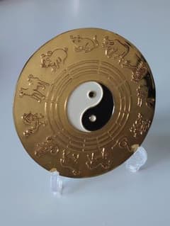 開運・縁起物】金色 陰陽太極図 十二支 彫刻置物（袋・台座付）中国
