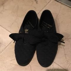 adidas スニーカーのサムネイル