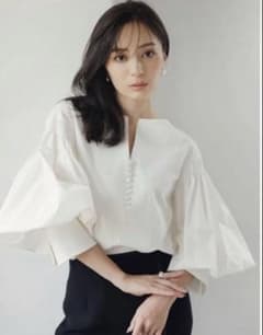 S*d様 【美品】シャーリングボリュームブラウス　ホワイト　中村麻美 美品】シャーリングボリュームブラウス ホワイト 中村麻美 | Mercari