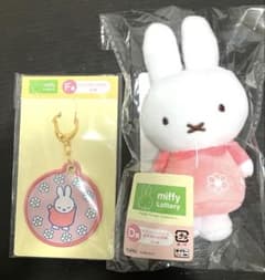 ミッフィーくじ 第8弾 D賞マスコットバッジ（ピンク）＋F賞ワッペンキーホルダーのサムネイル