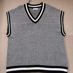 トゥモローランドの黒と白のストライプ Vネックノースリーブベスト トゥモローランドの黒と白のストライプ Vネックノースリーブベスト