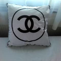 CHANEL ロゴ クッションカバー - メルカリ