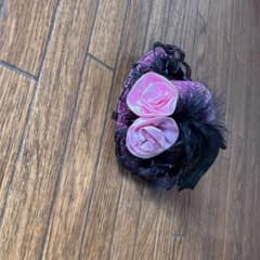 ピンクと黒の花モチーフヘアアクセサリーのサムネイル