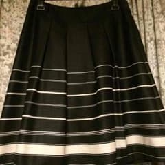 美品新品ひざ丈スカートのサムネイル