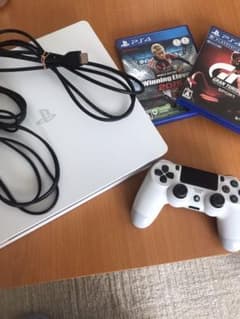 プレステ4 本体　1TB ソフト2本付き ps4  1tbのサムネイル