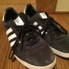adidasスニーカーのサムネイル