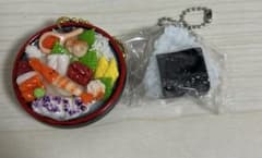 北海道の名店 札幌の旨い！ 海鮮丼ミニチュアキーホルダー おにぎりおまけ付きのサムネイル