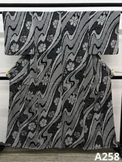 総絞り 小紋 ぼかし八掛 正絹 小柄向き 黒地 A258 - メルカリ