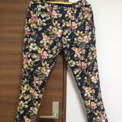 売り切り！BEAUTY&YOUTH 花柄テーパードパンツのサムネイル