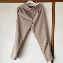 GU ストレッチテーパードパンツ ベージュ Sサイズ　股下66のサムネイル