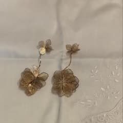 ゴールド 花デザイン ピアスのサムネイル
