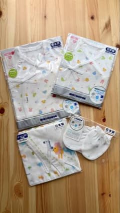 【新品】MIKI HOUSE ベビー肌着・ハンカチ・ミトンセットのサムネイル