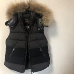 先の出品者さま御免なさい出品EVEXkrizia 黒色ダウンベストサイズ 42のサムネイル