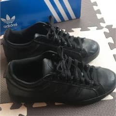 adidas スニーカーのサムネイル