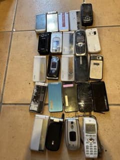 ひ*ろ様 【ジャンク】ガラケー　スマホ　24台　まとめ売りセット ガラケー まとめ売り ジャンク品 24台 - メルカリ