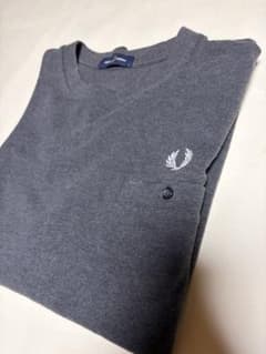 美品FRED PERRY ポケット付き Tシャツ グレーのサムネイル