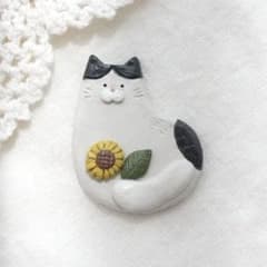 ハンドメイドブローチ 猫とひまわり ハチワレ 陶土 北欧風のサムネイル