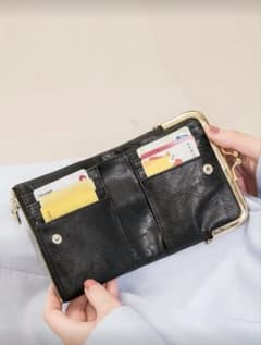 ブラック レザー 二つ折り財布のサムネイル