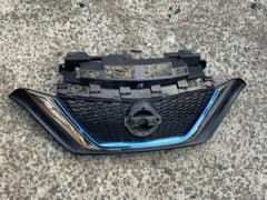 ノート E12 e-POWER フロントグリル 62310 5WJ0A ？ - メルカリ