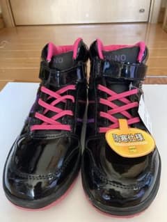 防寒仕様 黒 ピンク ハイカットスニーカー23センチのサムネイル
