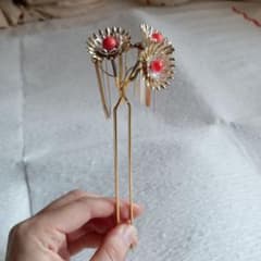 花形金色かんざし 赤いビーズ付きのサムネイル