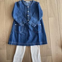 デニムワンピース、白レギンスのサムネイル