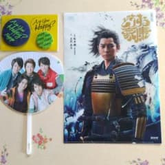嵐ライブツアーのバッチと松本潤さんのクリアファイルと嵐ミニうちわのサムネイル