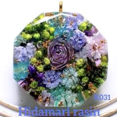 K010 レジン　ネックレス　キラキラ寒色系フラワーアレンジ球体2.6cm K031.レジン ネックレス 寒色系フラワーアレンジ 八角形 - メルカリ