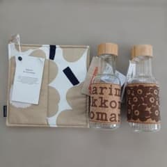 【未使用】marimekko コルクラベル付ウォーターボトル 2本セット、鍋敷き 未使用】marimekko コルクラベル付ウォーターボトル 2本セット、鍋敷き