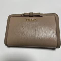 PRADA 二つ折り財布 ベージュ　リボンのサムネイル