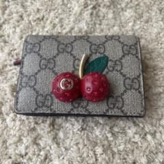 GUCCI 二つ折り財布 チェリー装飾　ストーン外れなしのサムネイル
