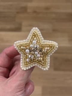 星 ビーズ刺繍 ブローチ ハンドメイドのサムネイル