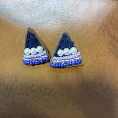 ハンドメイド フェルトとビーズのピアスのサムネイル