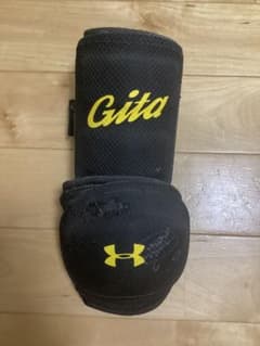柳田悠岐選手　　サイン入りエルボフット　【本人使用】　UNDER ARMOUR 柳田悠岐選手 サイン入りエルボフット 【本人使用】 UNDER ARMOUR