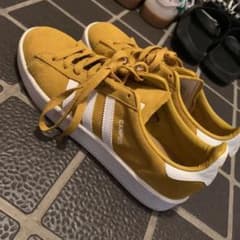 adidas スニーカーのサムネイル