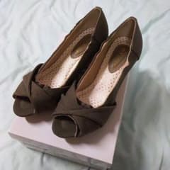 anyFAM  カーキ色パンプスのサムネイル