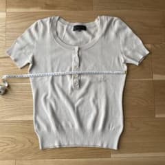 ライトベージュ ボタン付きニット Mサイズのサムネイル