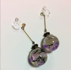 アメジスト入り黒金魚ピアスのサムネイル