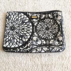 【美品】EMILIO PUCCI エミリオプッチ フラットポーチ クラッチバッグ 美品】EMILIO PUCCI エミリオプッチ クラッチバッグ 幾何学柄 - メルカリ