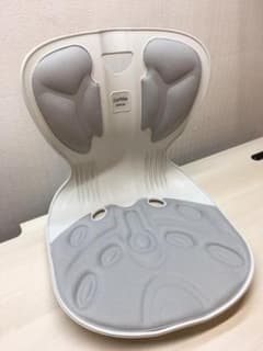 未使用　骨盤サポート カーブルチェア　アイボリーグレーのサムネイル