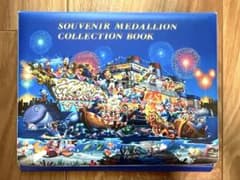 【レア美品】東京ディズニーリゾート スーベニアメダルブック（メダル45枚付）のサムネイル
