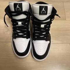 Nike Air Jordan 1 Mid ブラック/ホワイトのサムネイル