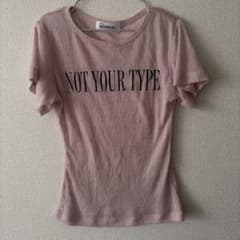 SEONGSU. NOT YOUR TYPE ロゴ Tシャツ ピンクのサムネイル
